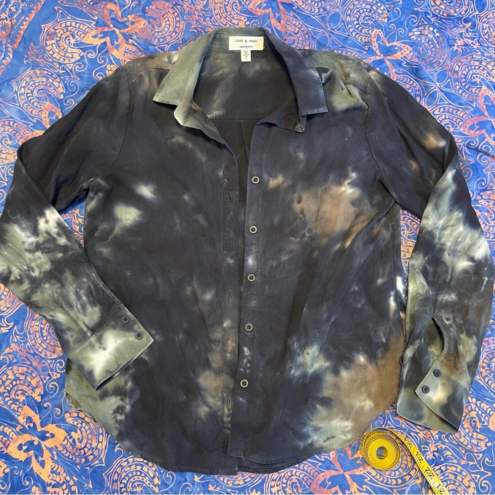 Cloth and stone button down size small